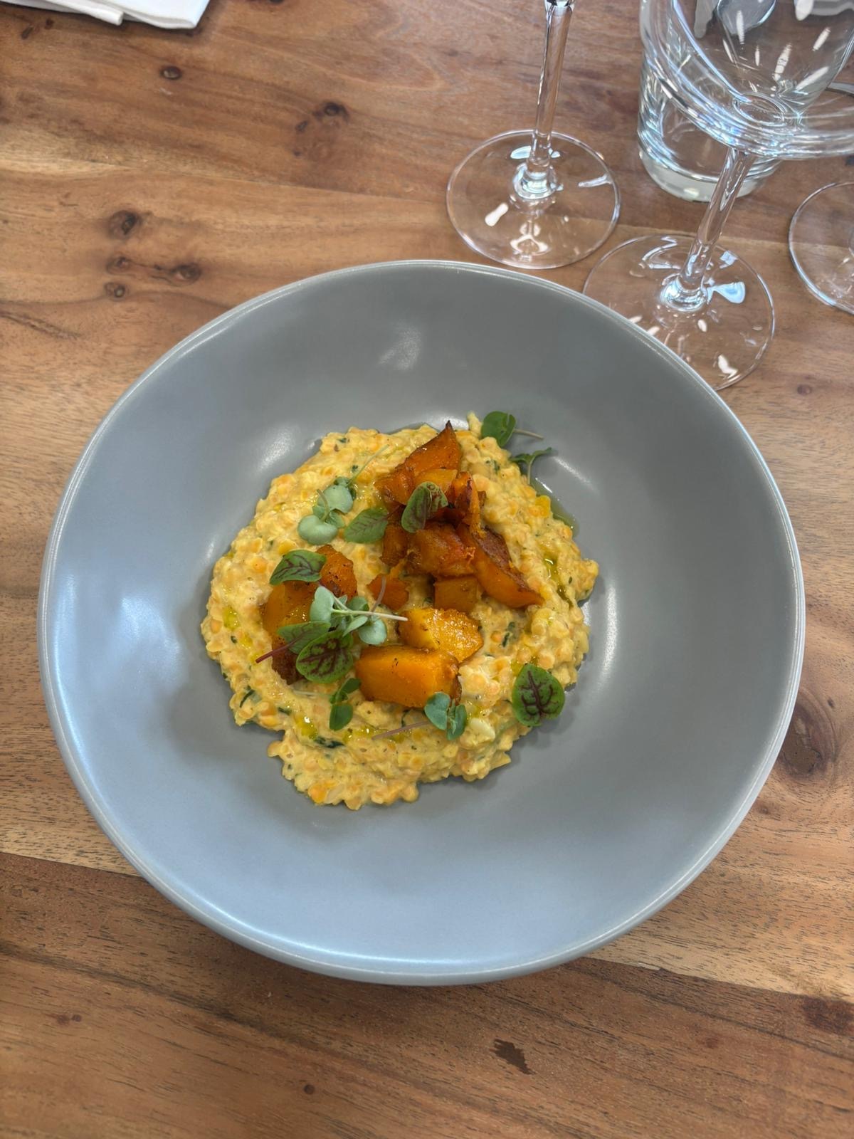 Dahl de lentilles corail au lait de coco, buttent et jeunes pousses d’épinards (végétarien)